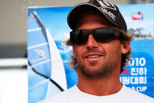 Surfer Robby Swift will mit dem Crafter 4MOTION in die Atacama-Wüste fahren, um dort über Dünen zu surfen.