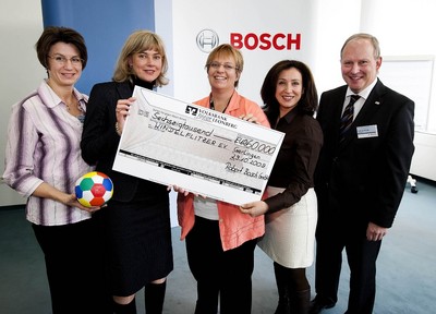 Susanne Jochheim (2. v. links), Personalleiterin des Bosch-Standortes Gerlingen-Schillerhöhe, überreichte den symbolischen Scheck an Vertreter der Elterninitiative.
