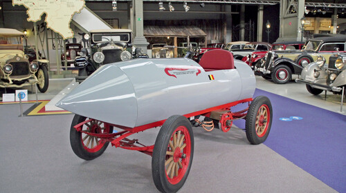 SWR-Reportage „Im Temporausch&quot;: Camille Jenatzys Rekordwagen La Jamais Contente von 1899, das erste Fahrzeug, das schneller als 100 km/h fuhr.