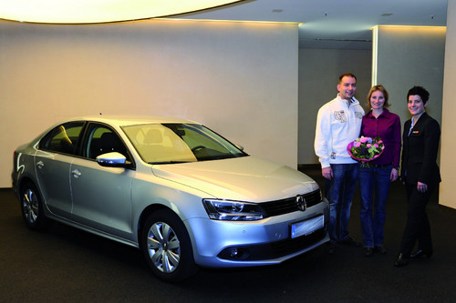 Sylvio Frohmann und seine Partnerin Melanie Simon haben gestern den ersten Volkswagen Jetta im Kundencenter der Autostadt in Wolfsburg abgeholt. Betreut wurde die Auslieferung von Natalie Werthmann (r).