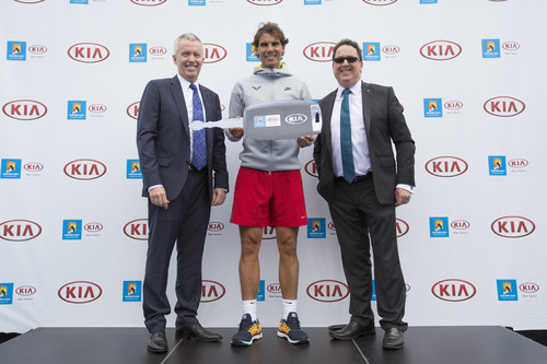 Symbolische Schlüsselübergabe für die Kia-Fahrzeugflotte der Australien Open (von links): Craig Tiley (Tennis Australia), Rafael Nadal und Damien Meredith (Kia Motors Australia).