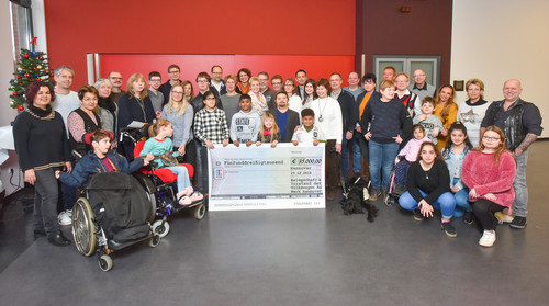 Symbolische Spendenübergabe im VWN-Werk Hannover über 35 000 Euro für Einrichtungen, die gehandicapte Kinder und Jugendliche unterrichten und betreuen.