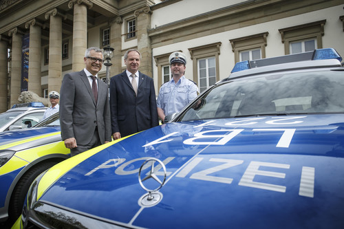 Symbolische Übergabe von 645 Mercedes-Benz an die Landespolizei Baden-Württemberg (v.l.): Franz Reiner, Vorstandsvorsitzender der Mercedes-Benz-Bank und Innenminsiter Reinhold Gall sowie ein Polizeibeamter.