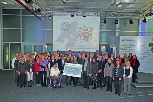 Symbolischen Spendenscheckübergabe an 27 soziale Vereine im Wolfsburger Werkforum von Volkswagen durch Klaus Wenzel (rechts am Scheck) und Leopold Paeth (links am Scheck).