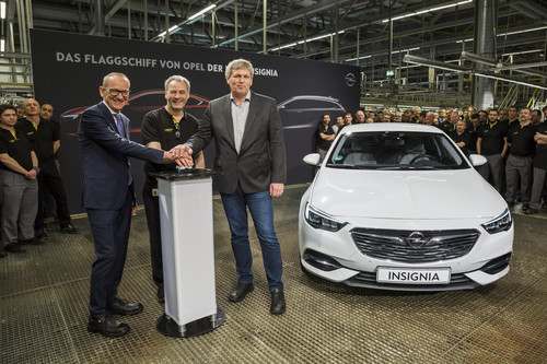 Symbolischer Knopfdruck: Opel-Chef Dr. Karl-Thomas Neumann, Werkleiter Michael Lewald und der stellvertretende Betriebsratsvorsitzender Uwe Baum (von links) geben das Startsignal für die Serienproduktion des neuen Insignia.