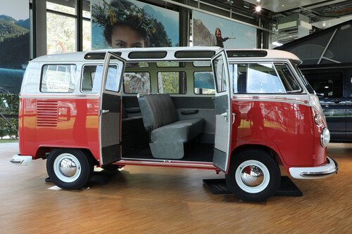 T1 „Samba“-Bus „Renate“ im VW Nutzfahrzeuge Pavillon der Autostadt. 