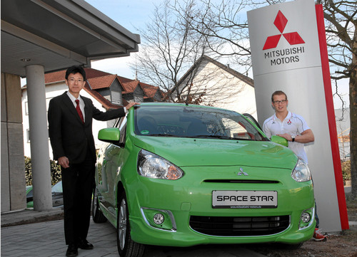Takuro Miki, Geschäftsführer Mitsubishi Motors Deutschland mit Fabian Hambüchen.