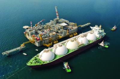 Tanker für flüssiges Erdgas (LPG) an Verladestation.