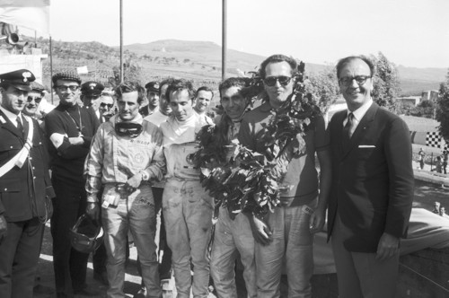 Targa Florio 1968: Gesamtsieger Vic Elford (3.v.r.) und Umberto Maglioli (2.v.r.).