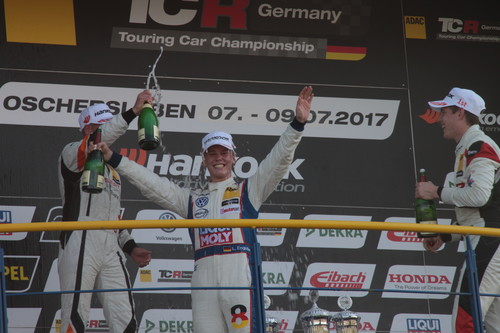 TCR Oschersleben 2017: Luca Engstler bejubelt Platz drei.
