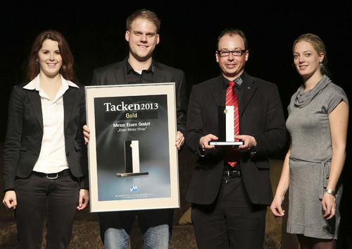 Team der Essen Motor Show nimmt "Tacken 2013" in Gold entgegen (von links): Carolyn Tepel, Marcel Gockeln, Dr. Martin Uhlendorf und Katharina Thol.