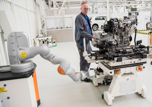Technik- und Innovationszentrum im VW-Werk Wolfsburg: Erprobung einer Mensch-Roboter-Kooperation erprobt. Der Roboter unterstützt den Mitarbeiter bei der Triebsatzvormontage an schwer zugänglichen Stellen. 