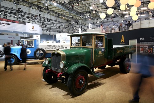 Techno Classica 2016: MAN Kardanwagen (1923, vorne) und Scania Tanklastwagen (1927) am Stand der VW-Erlebniswelt Autostadt.