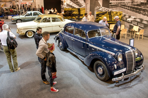 Techno-Classica 2017: Opel Admiral (1937) und der zweimillionste Opel von 1956 (dahinter).