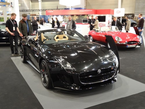 Techno Classica: Tradition trifft Zukunft mit dem E-Type und dem F-Type auf dem Jaguar-Stand.