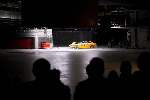 Technologiezentrum Fahrzeugsicherheit (TFS) von Mercedes-Benz in Sindelfingen: Crashtest einer E-Klasse.