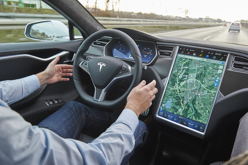 Teilautomatisiertes Fahren im Tesla Model S.