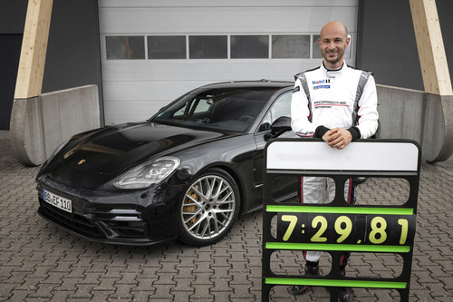 Testfahrer Lars Kern fuhr mit dem Porsche Panamera eine neue Bestzeit für Oberklassefahrzeuge auf dem Nürburgring.