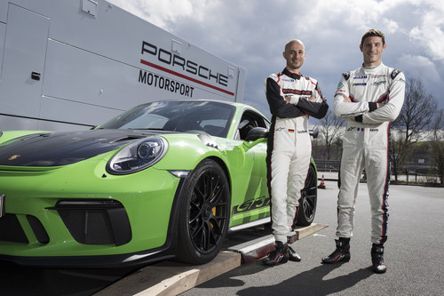 Testfahrer Lars Kern und Werksfahrer Kévin Estre mit dem Porsche 911 GT3 RS nach der Runde auf der Nordschleife.