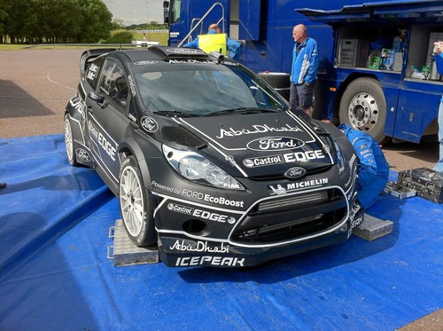 Testfahrzeug: Ford Fiesta RS WRC in Schwarz.