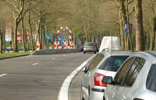 Testsieger: Der Boulevard de la Grande Ceinture in Brüssel weist eine auffällige Baustellenankündigung durch den Blinkpfeil auf und hat eine eindeutige Verkehrsführung in der Fahrspur-Reduzierung.