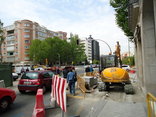 Testverlierer: Auf der Calle de Juan Bravo in Madrid findet sich eine unsichere Fußgängersitutation und eine unübersichtliche Reduzierung der Fahrbahn für Autos durch die fehlende Straßenmarkierung vor.