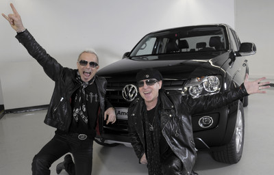 &quot;The Scorpoins&quot; und der Volkswagen Amarok: Rudolf Schenker (links) und Klaus Meine..