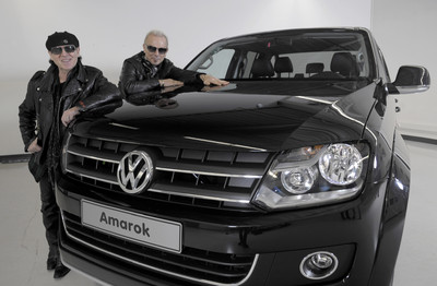 &quot;The Scorpoins&quot; und der Volkswagen Amarok: Rudolf Schenker (rechts) und Klaus Meine.