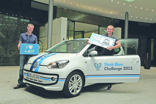 Think Blue Challenge (von links): Björn und Kristian Waldhecker gewannen einen Volkswagen Up.