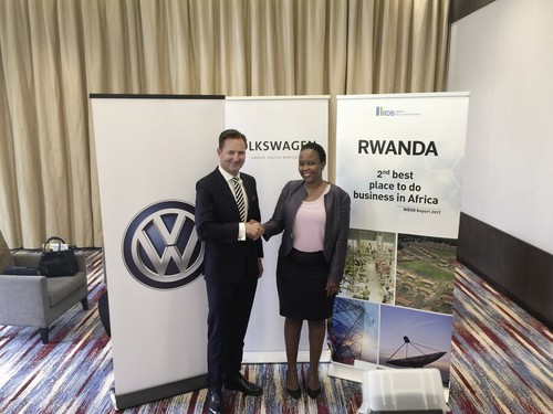 Thomas Schäfer, CEO der Volkswagen Group South Africa, und Claire Akamanzi, CEO des Rwanda Development Board, stellten in Kigali die Pläne von VW in Ruanda vor.
