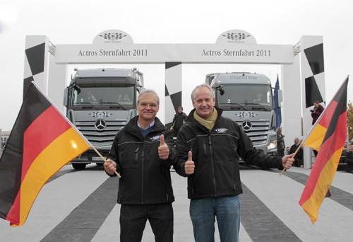 Thomas Witzel, Leiter Vertrieb Mercedes-Benz Lkw Deutschland und Hubertus Troska, Leiter Mercedes-Benz Lkw (v.l.n.r.) kurz vor Beginn der Sternfahrt.