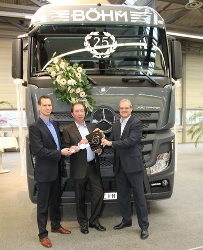 Thomas Witzel, Mitglied der Geschäftsleitung des Mercedes-Benz Vertrieb Deutschland, übergibt einen Actros an Rüdiger und Marcus Böhm (v.r.).