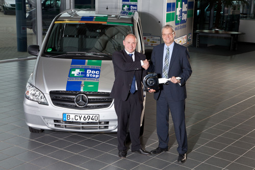 Thomas Witzel, Mitglied der Geschäftsleitung des Mercedes-Benz-Vertrieb, übergab den Vito an Joachim Fehrenkötter, Vorsitzender von Doc Stop.