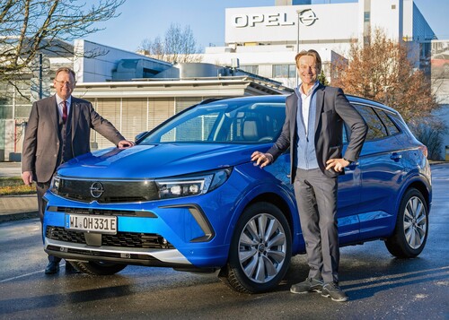 Thüringens Ministerpräsident Bodo Ramelow (li.) und Opel-Chef Uwe Hochgeschurtz mit dem neuen Opel Grandland Hybrid vor dem Werk Eisenach. 