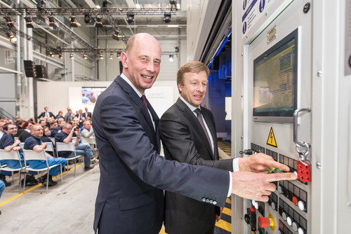 Thüringens Wirtschaftsminister Wolfgang Tiefensee (l.) und BMW-Produktionsvorstand Oliver Zipse nehmen die neue Servo-Einarbeitspresse im Werk Eisenach in Betrieb.