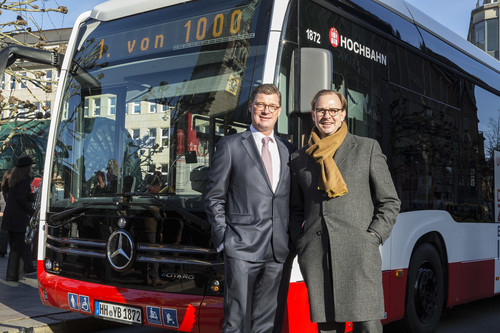 Till Oberwörder, Leiter Daimler Buses, übergab den ersten Mercedes-Benz e-Citaro an Henrik Falk, Vorstandsvorsitzender der Hamburger Hochbahn AG.