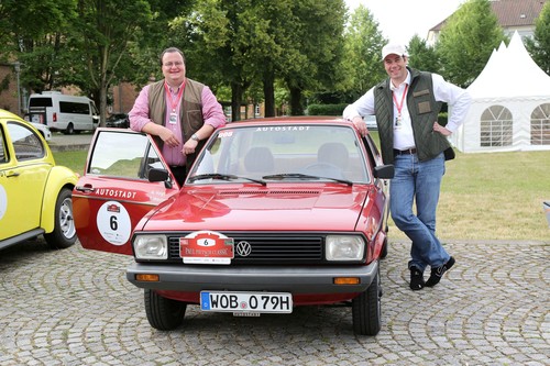 Tim Westermann (rechts) und sein Co-Pilot Alexander Voigt fuhren mit dem Volkswagen Derby LS den Gesamtsieg für das Team Autostadt ein.