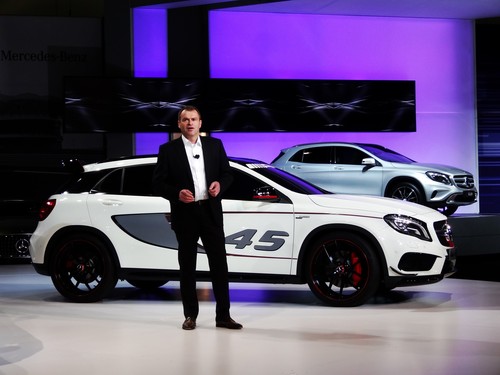 Tobias Moers, der neue Chef von AMG, mit seiner ersten Messeneuheit, dem Mercedes-Benz GLA 45 AMG. Das Serienfahrzeug soll 2014 an den Start gehen und dieser Studie sehr ähnlich ausfallen.