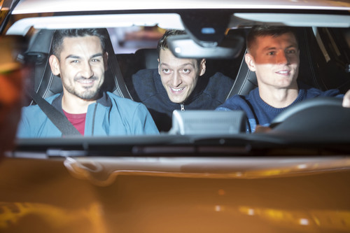 Toni Kroos, Ilkay Gündogan und Mesut Özil beim Mercedes-Benz-Kampagnendreh „Vive La Mannschaft“.