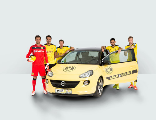 Torwart Roman Weidenfeller und seine Dortmunder Teamkollegen Mats Hummels, Erik Durm, Opel Adam, Ilkay Gündogan und Marco Reus.