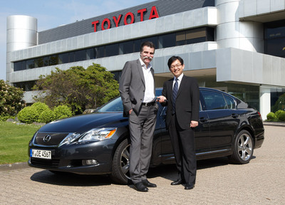 Toshiaki Yasuda, Präsident von Toyota Deutschland übergab am Freitag einen Lexus GS300 an Heiner Brand, den Handballnationaltrainer.