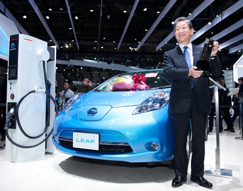 Toshiyuki Shiga, Chief Operating Officer (COO) von Nissan, nahm die Auszeichnung für den Leaf entgegen. 