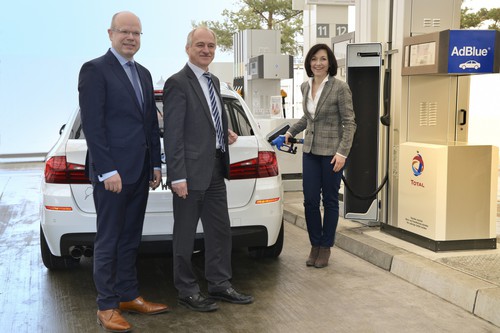 Total-Geschäftsführer Hans-Christian Gützkow, BMW-Dieselmotoren-Entwcklungschef Fritz Steinparzer und Staatssekretärin Katherina Reiche (von links) nehmen die Adblue-Zapfsäule in Betrieb.