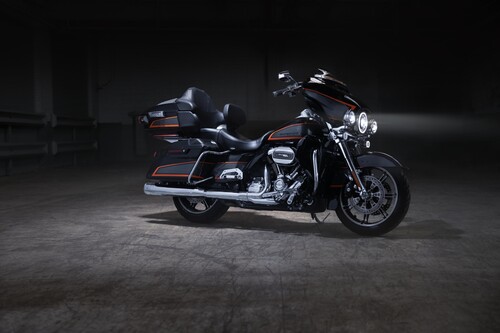 Touringmodell von Harley-Davidson im „Apex Factory Custom Paint“-Design.
