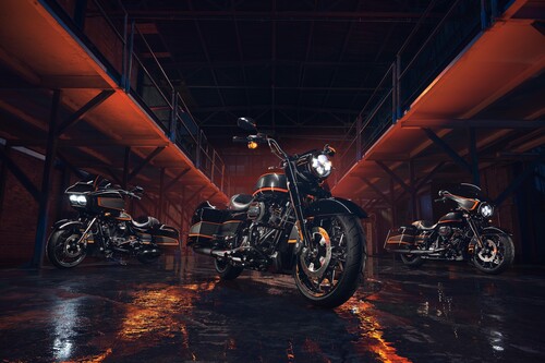 Touringmodelle von Harley-Davidson im „Apex Factory Custom Paint“-Design.
