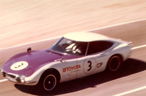 Toyota 2000 GT (1967–1970) beim Motorsporteinsatz in den USA.