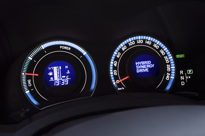 Toyota Auris Hybrid: Auch die Instrumente zeigen die Farbe Blau als Zeichen des Hybridantriebs.