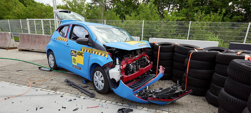 Toyota Aygo beim ADAC-Crashtest: Unfälle mit geringer Überdeckung. 