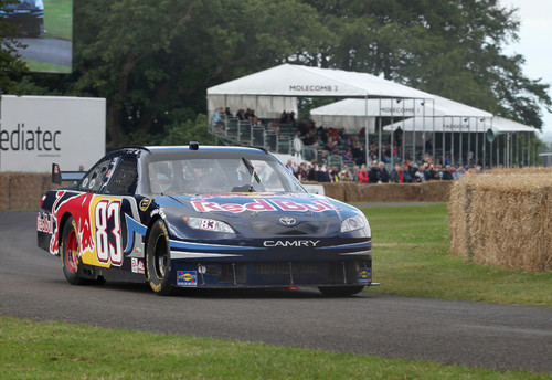 Toyota beim Goodwood Festival of Speed: Red Bull Toyota Camry.