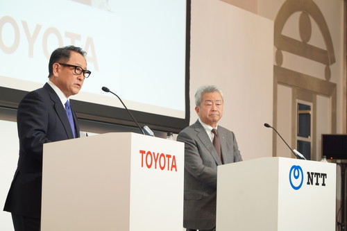 Toyota-Chef Akio Toyoda und NTT-Präsident Jun Sawada geben ihre künftige Allianz bekannt.